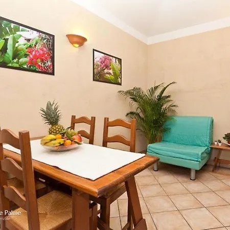 In With Shared Saltwater Pool פולה